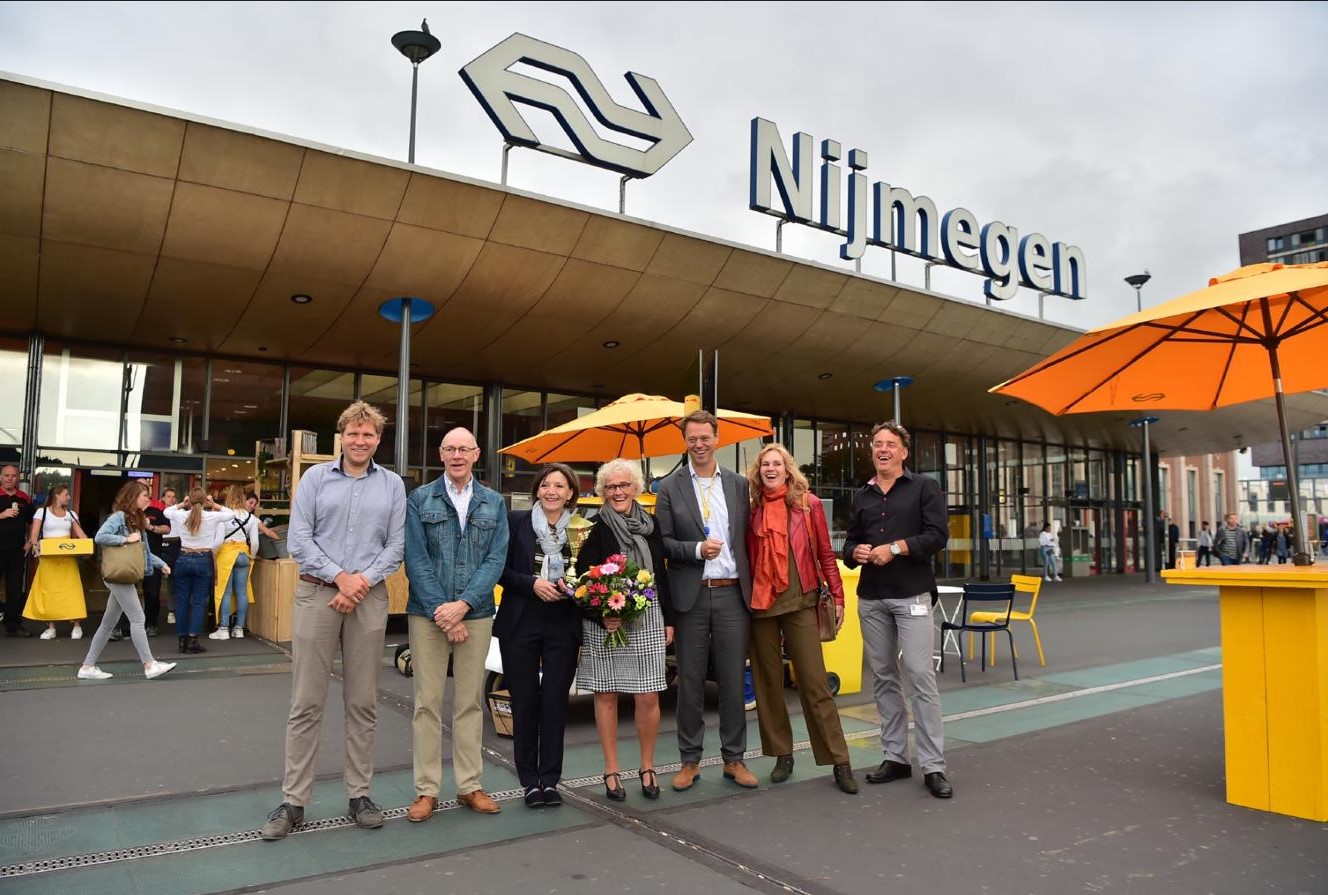 Trotse bestuurders en leden van de projectgroep Duurzaam Bereikbaar Heijendaal op dit resultaat. V.l.n.r. Jasper Meekes (gemeente Nijmegen), Rob Remie (gemeente Nijmegen), Wilma de Koning (Radboud Universiteit), Yvonne de Haan (HAN), Joost van der Bijl (NS), Harriët Tiemens (gemeente Nijmegen), Carlo Buise (Radboudumc)